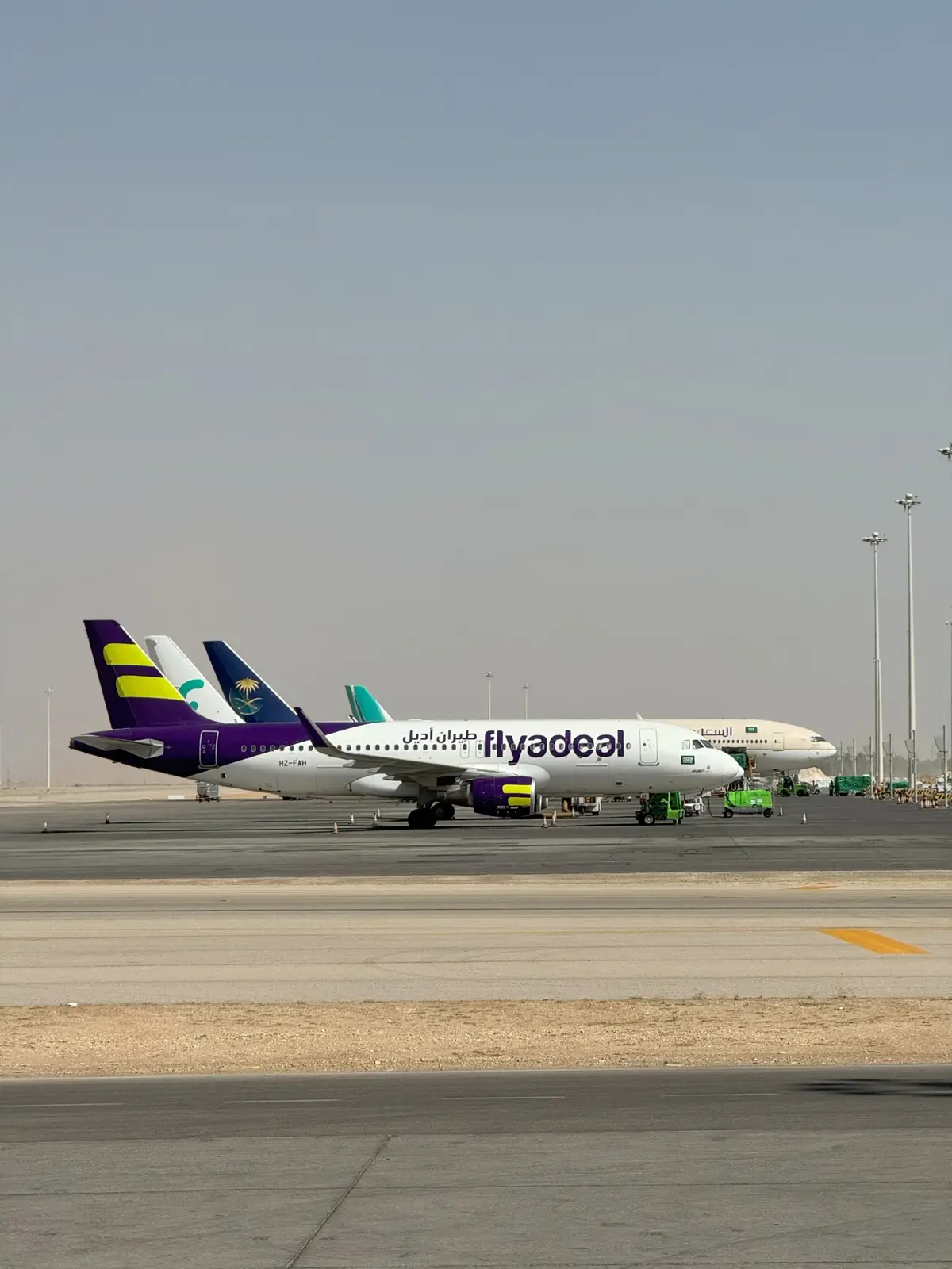 flyadeal Airbus tillsammans med Saudia-flygplan i Riyadh