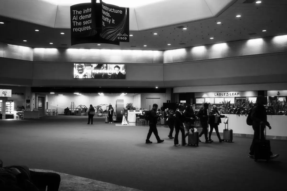 Resenärer med bagage i en modern flygplatsterminal