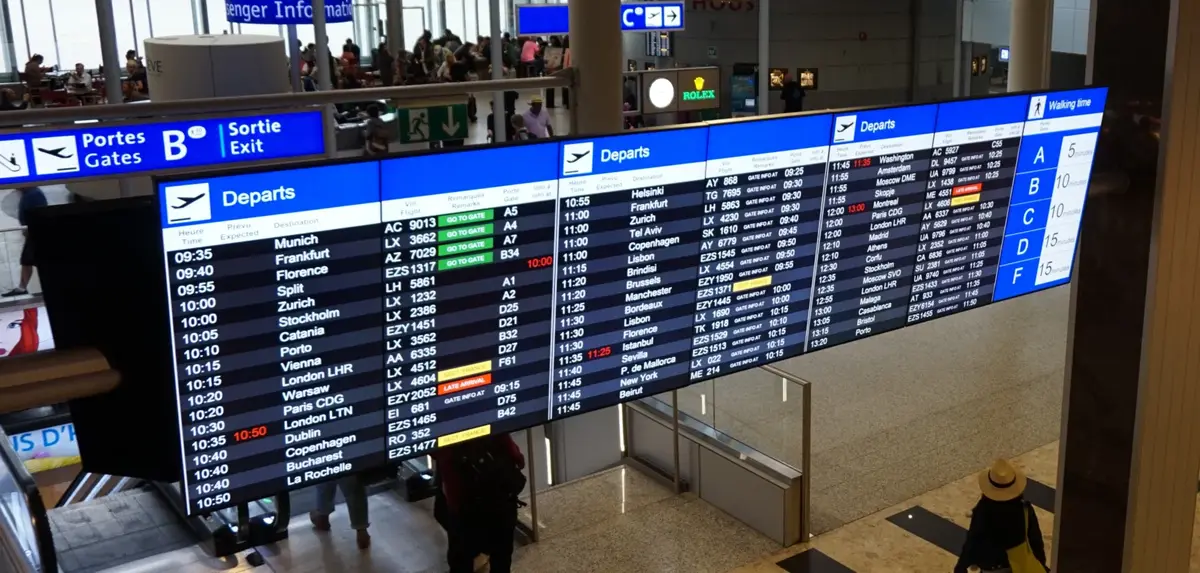 Avgångstavla med flygplatskoder på Genève flygplats