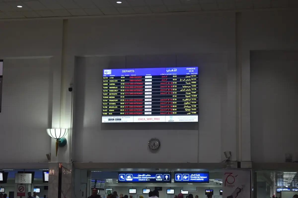 Flyginformationstavla i en internationell flygplatsterminal