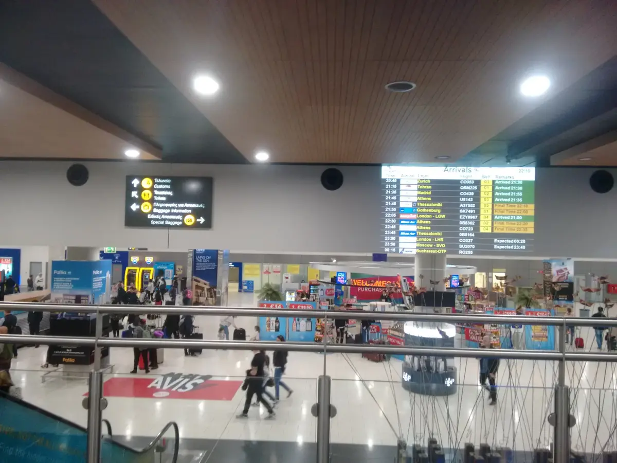 Ankomsthallen på Larnaca flygplats på Cypern