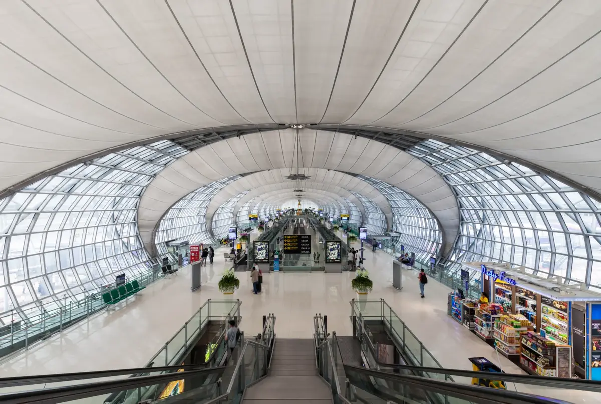 Terminalinteriör på Suvarnabhumi Airport i Bangkok