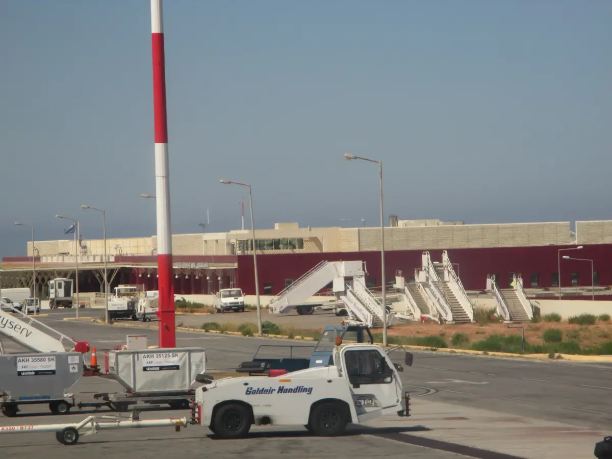 Terminalbyggnaden på Chania International Airport sedd från ett flygplan