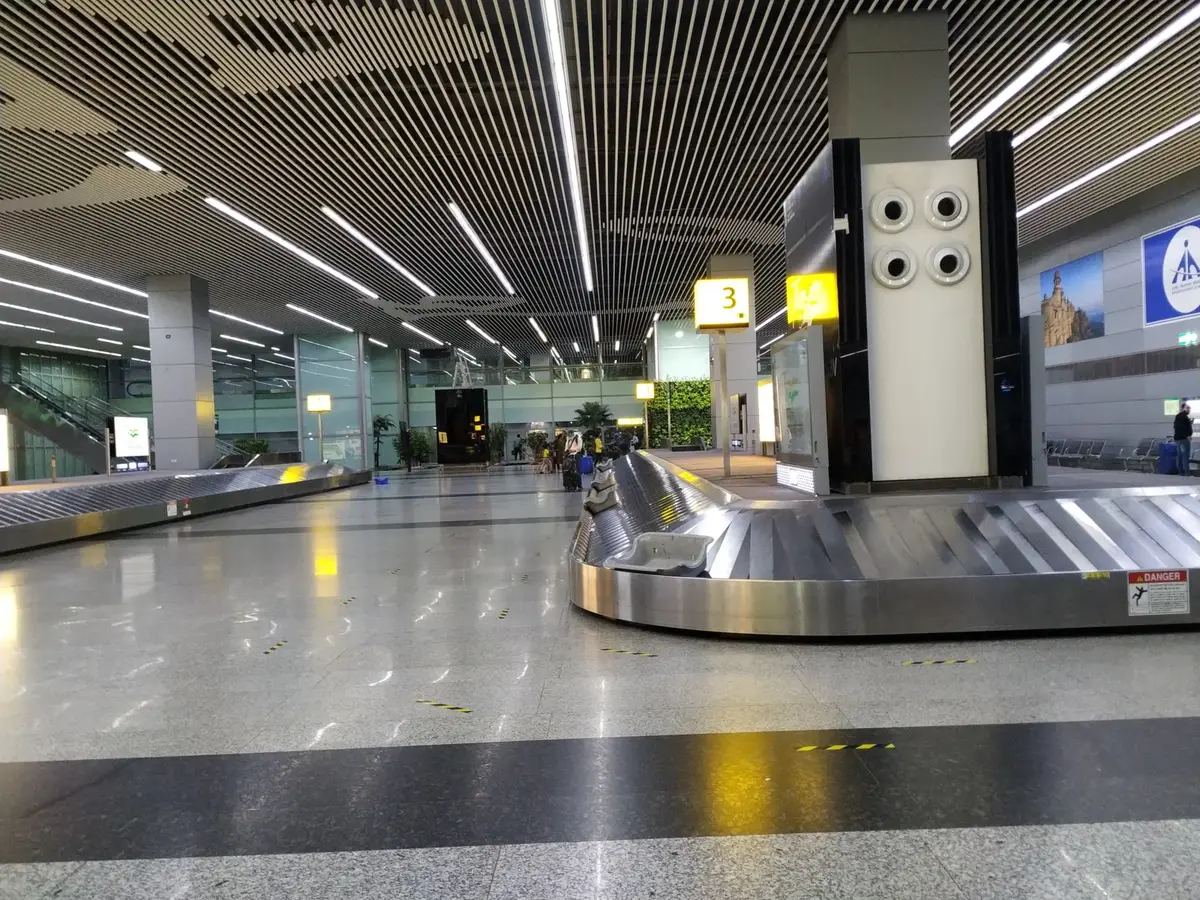 Bagage på ett bagageband på en internationell flygplats