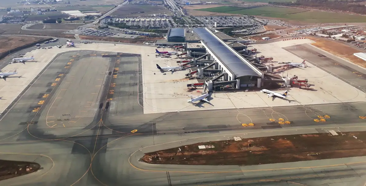 Larnaca International Airport sedd från luften