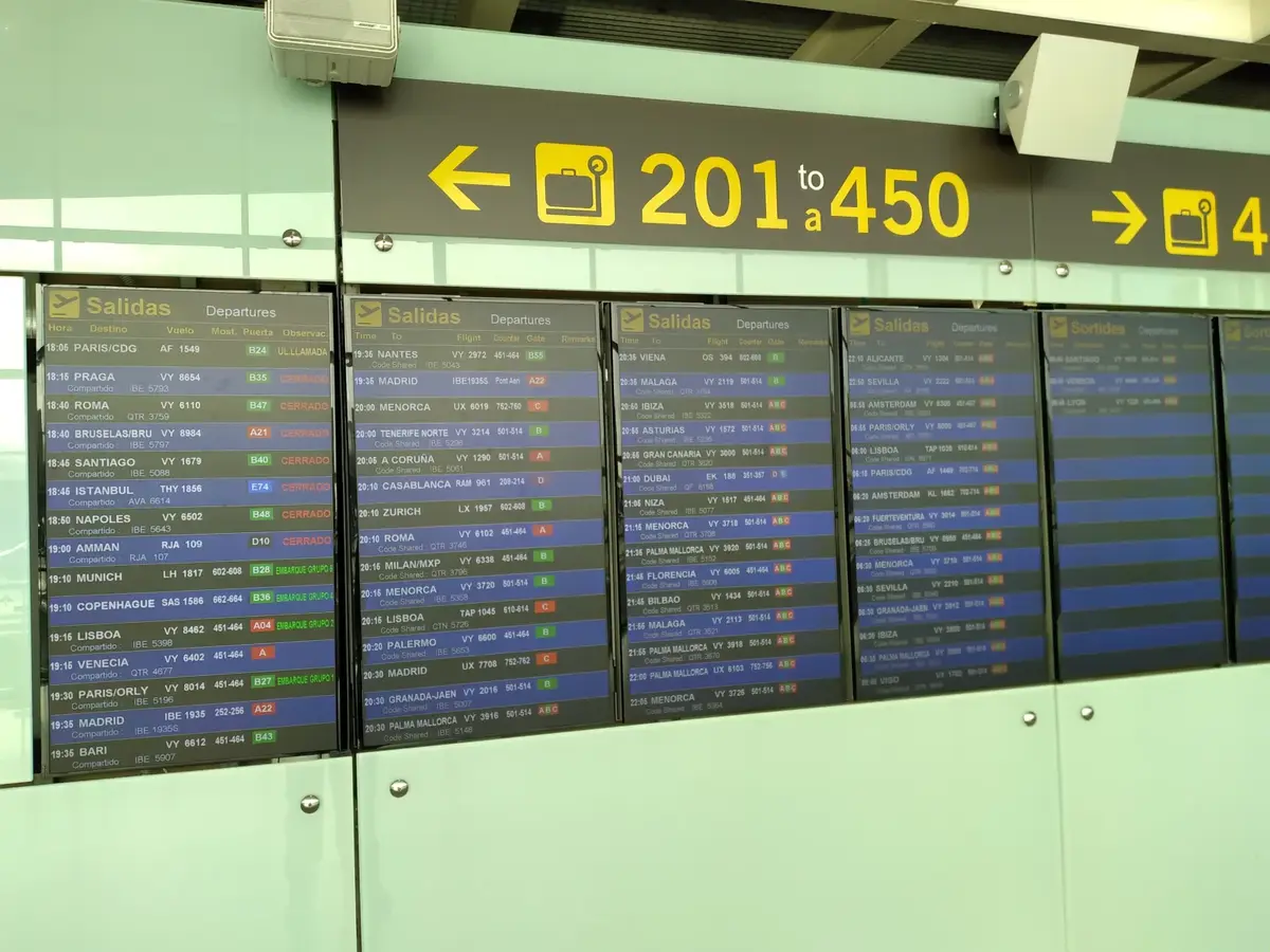 Flygtidtabell på en digital avgångstavla