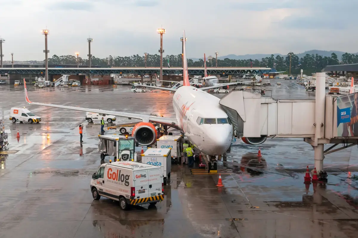 Flygplan på São Paulo Guarulhos International Airport i Brasilien