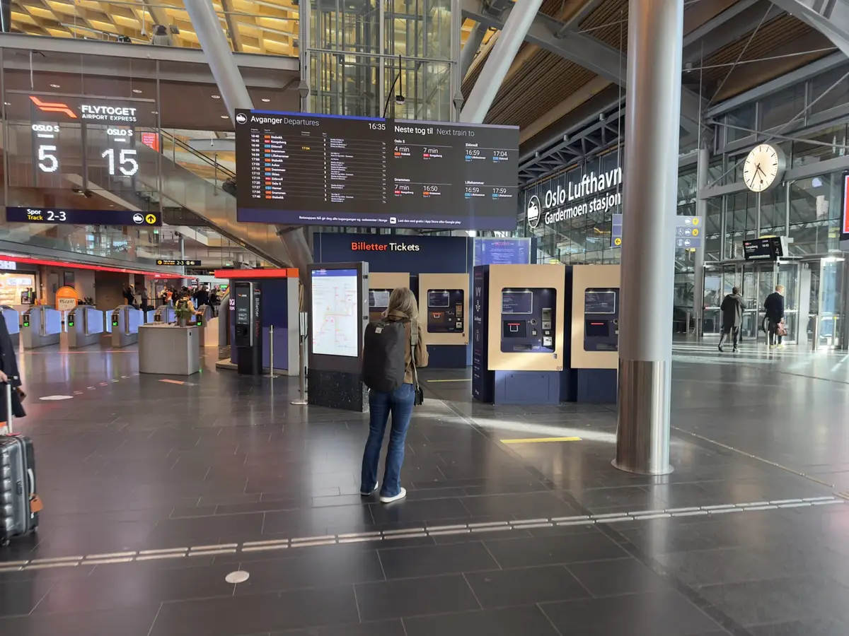 Tågstationen vid Oslo Gardermoen med Flytoget och Vy