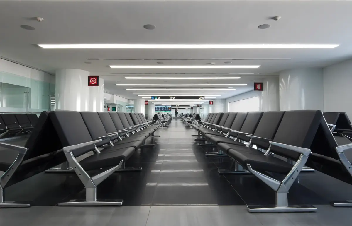 Resenärer i en flygplatsterminal med handbagage