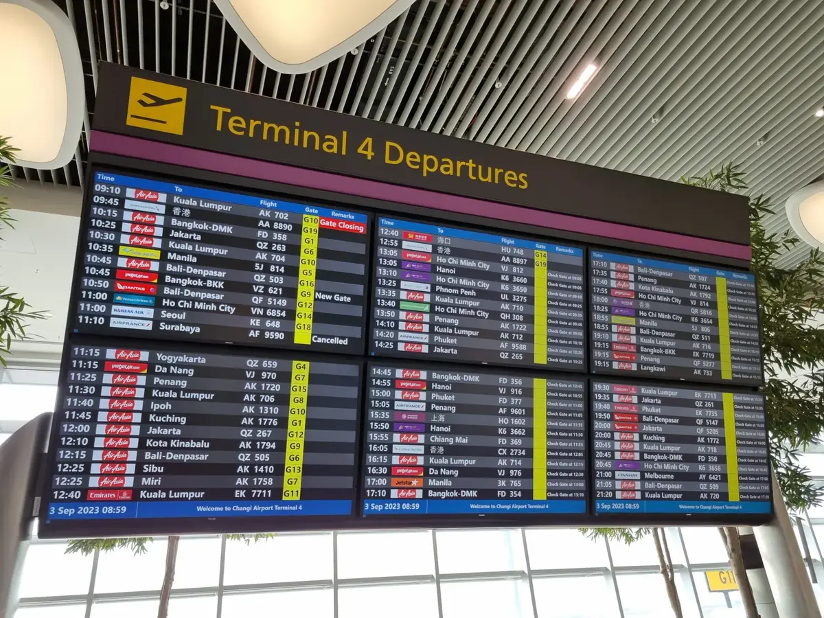 Digital avgångstavla på en flygplats